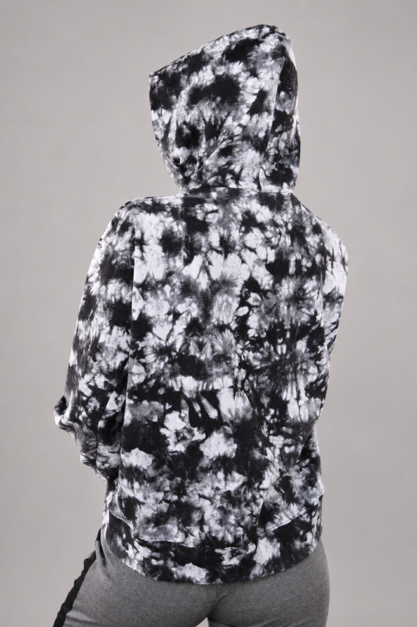 Buzo Batik Negro y Blanco JAHNISI BAIRES vista 2